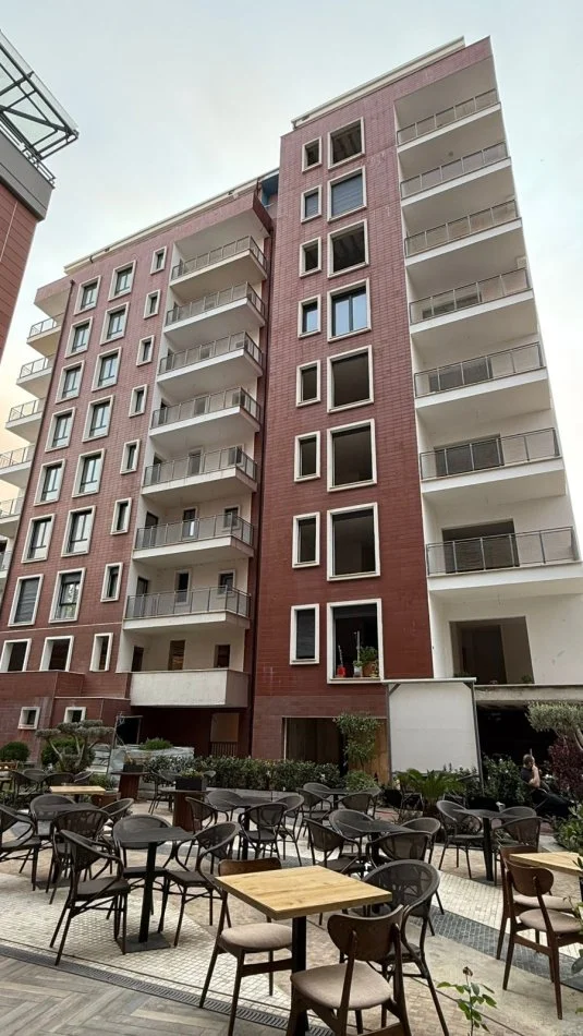 Tirane, shitet apartament 1+1+Ballkon Kati 9, 70 m² 190.000 € (Në zemër të Tiranës, Rruga e Kavajës, pas Xhamisë Dine Hoxha – një nga zonat më të kërkuara dhe me akses të menjëhershëm në të gjitha facilitetet e qytetit.)
