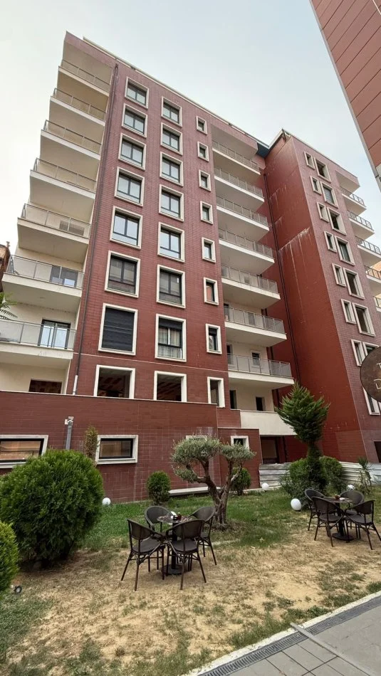 Tirane, shitet apartament 1+1+Ballkon Kati 9, 70 m² 190.000 € (Në zemër të Tiranës, Rruga e Kavajës, pas Xhamisë Dine Hoxha – një nga zonat më të kërkuara dhe me akses të menjëhershëm në të gjitha facilitetet e qytetit.)