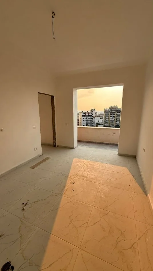 Tirane, shitet apartament 1+1+Ballkon Kati 9, 70 m² 190.000 € (Në zemër të Tiranës, Rruga e Kavajës, pas Xhamisë Dine Hoxha – një nga zonat më të kërkuara dhe me akses të menjëhershëm në të gjitha facilitetet e qytetit.)