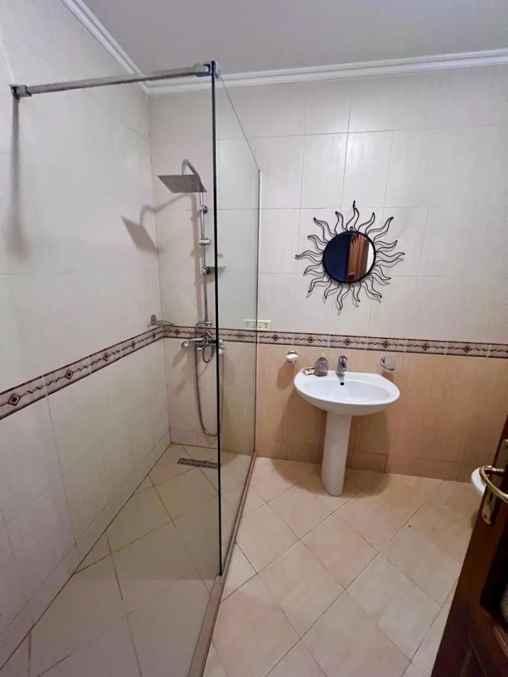 Tirane, jepet me qera apartament 2+1 Kati 8, 78 m² 780 € (RRUGA SULEJMAN PASHA, NR. 24)