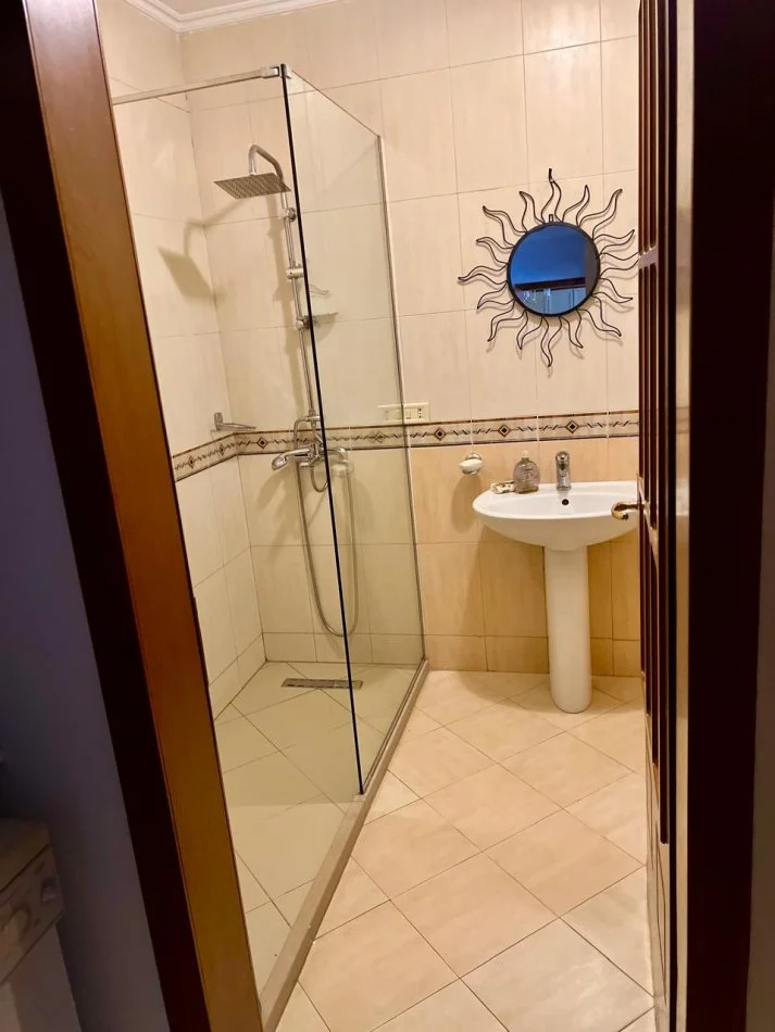 Tirane, jepet me qera apartament 2+1 Kati 8, 78 m² 780 € (RRUGA SULEJMAN PASHA, NR. 24)