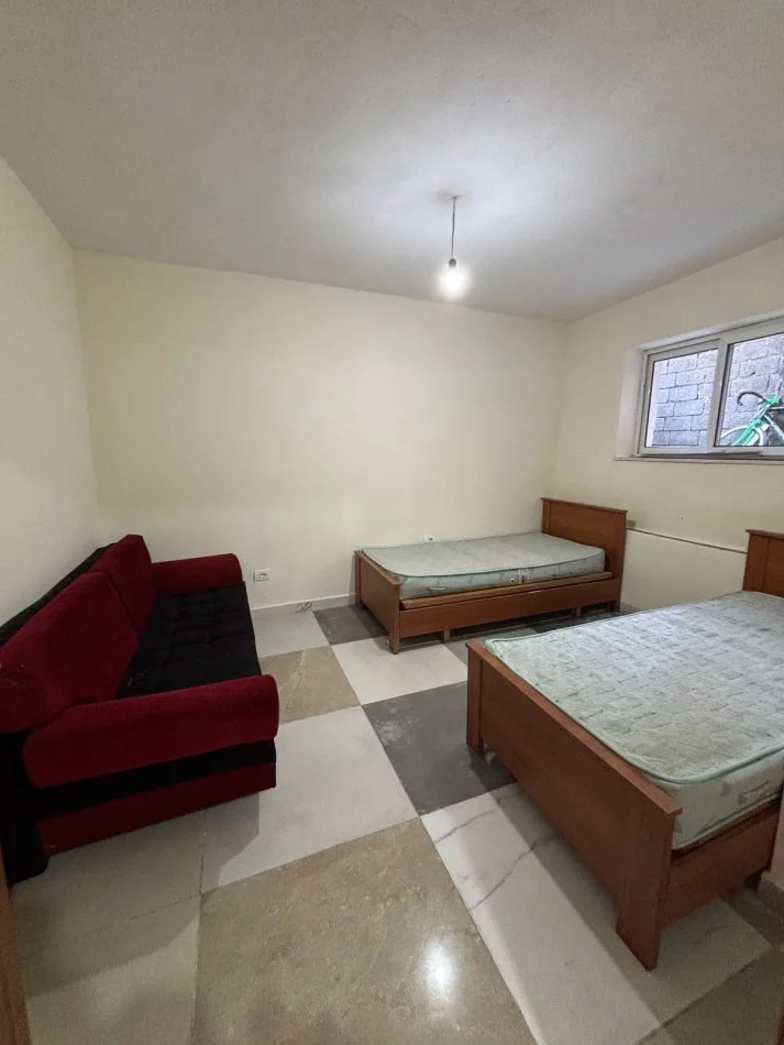 Tirane, jepet me qera Vile 2+1 Kati 1, 72 m² 450 € (RRUGA HAXHI ISUF BANKA, BLLOKU I VILAVE, SELITE)