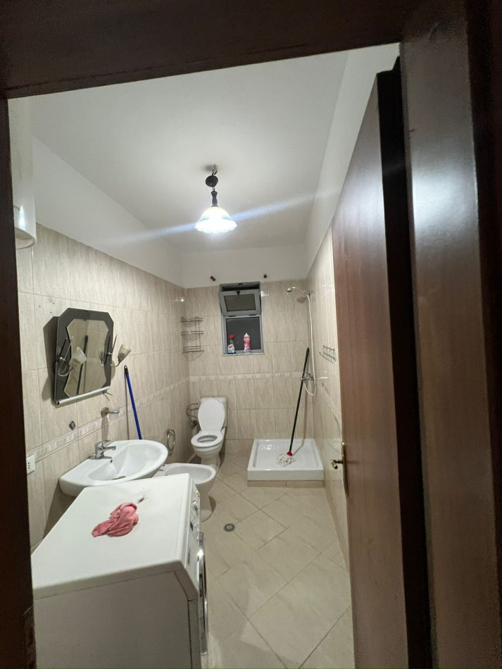 Tirane, ndarje qeraje apartament 3+1+Ballkon Kati 2, 110 m² 160 € (rruga Teodor Keko, prane bar Oslo)
