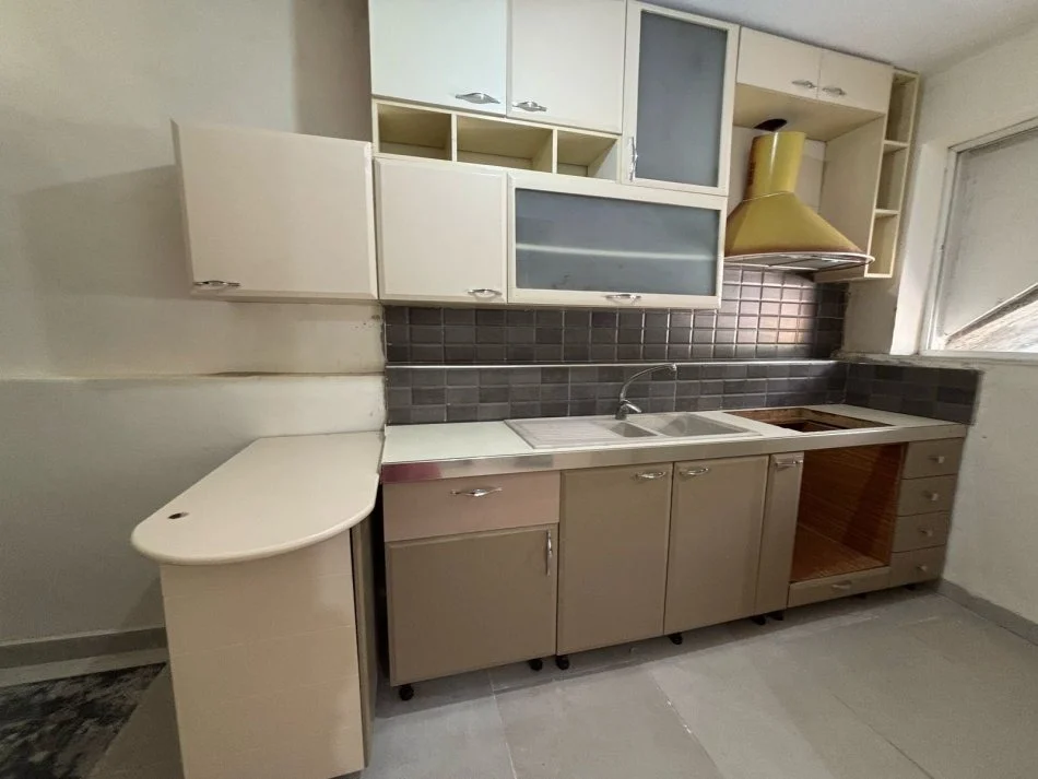 Tirane, jepet me qera apartament 2+1+Ballkon Kati 1, 70 m² 450 € (haxhi isuf banka)