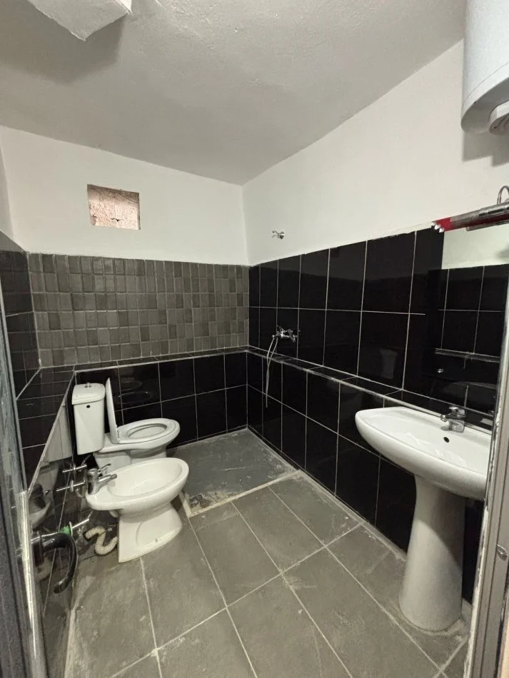 Tirane, jap me qera apartament 2+1+Ballkon Kati 1, 70 m² 450 € (blloku i vilave ne selite)