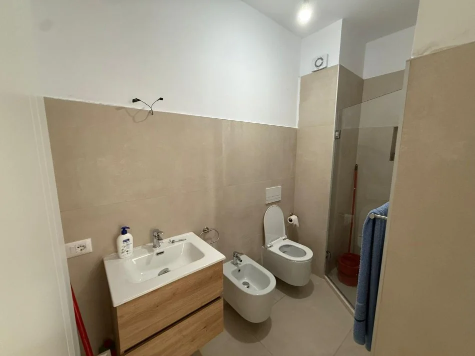 Tirane, jap me qera apartament 2+1+Ballkon Kati 5, 97 m² 650 € (siri kodra)