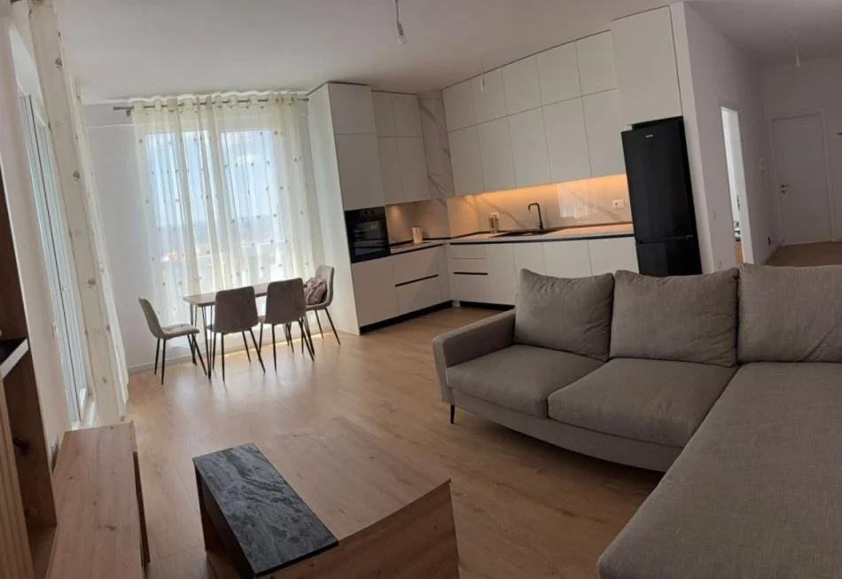 Tirane, jap me qera apartament 2+1+Ballkon Kati 5, 97 m² 650 € (siri kodra)