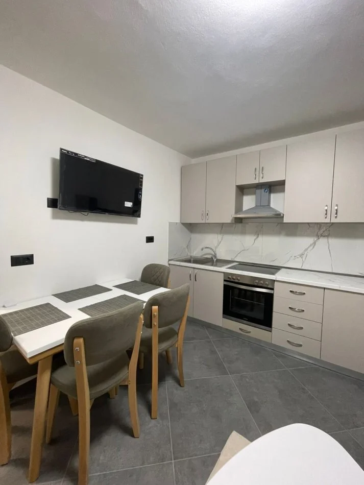 Tirane, jepet me qera apartament 2+1+Ballkon Kati 2, 75 m² 600 € (4 deshmoret)