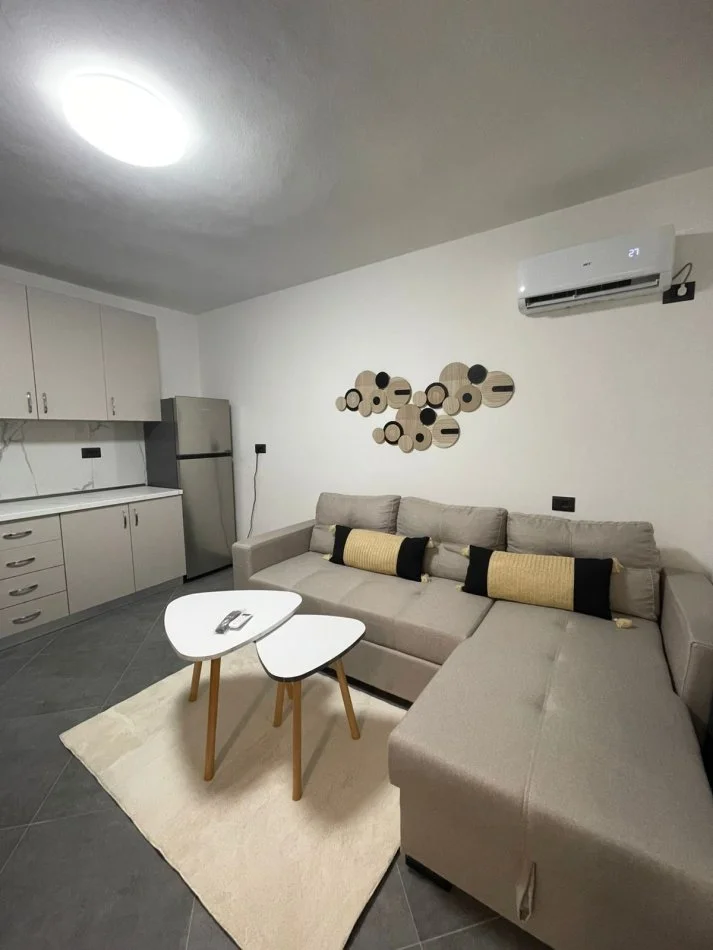 Tirane, jepet me qera apartament 2+1+Ballkon Kati 2, 75 m² 600 € (4 deshmoret)