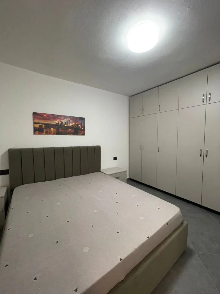 Tirane, jepet me qera apartament 2+1+Ballkon Kati 2, 75 m² 600 € (Rr Bardhyl)