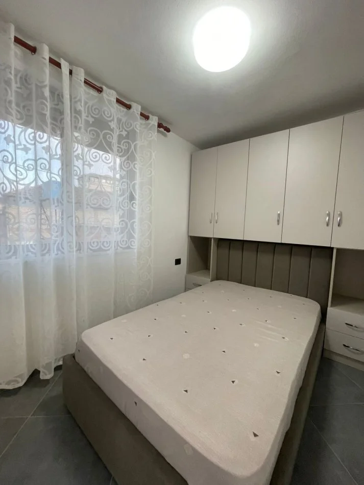 Tirane, jepet me qera apartament 2+1+Ballkon Kati 2, 75 m² 600 € (4 deshmoret)
