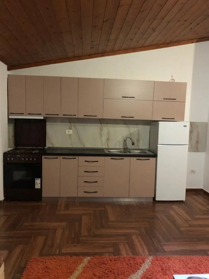 Tirane, jepet me qera apartament 2+1+Ballkon Kati 3, 100 m² 510 € (VILAT GJERMANE)