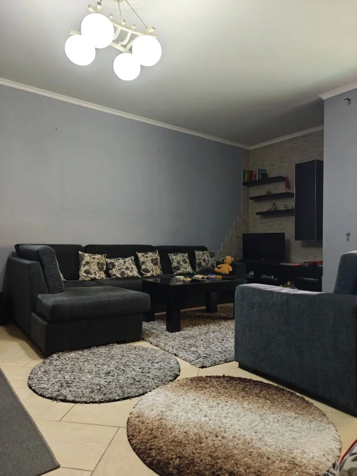 Tirane, jepet me qera apartament 2+1+Ballkon Kati 3, 98 m² 620 € (DON BOSKO, NGJITUR ME HOTEL FERRARI)