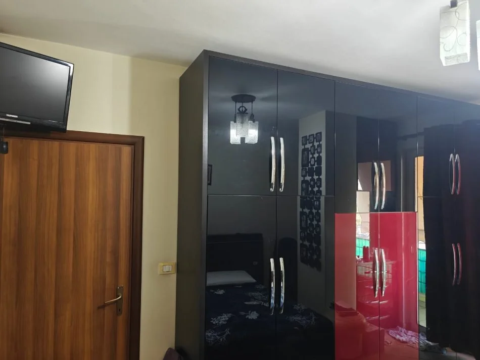 Tirane, jepet me qera apartament 2+1+Ballkon Kati 3, 98 m² 620 € (DON BOSKO, NGJITUR ME HOTEL FERRARI)
