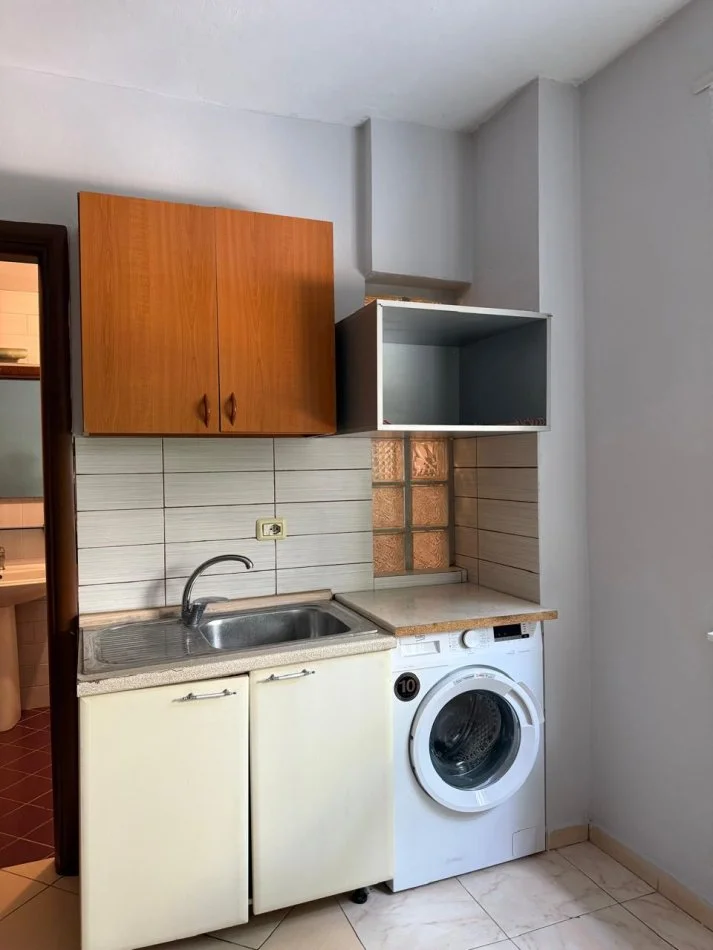 Tirane, jepet me qera garsonier 1+1 Kati 1, 30 m² 300 € (RRUGA XHEMAL TAFAJ, 100 NGA SPAR SELVIA)