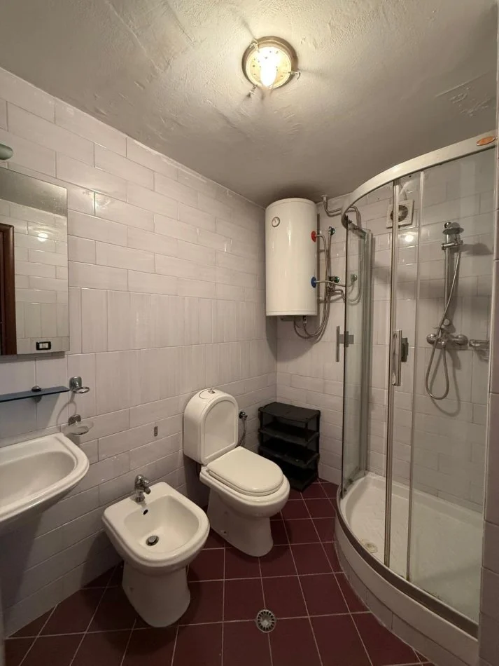 Tirane, jepet me qera garsonier 1+1 Kati 1, 30 m² 300 € (RRUGA XHEMAL TAFAJ, 100 NGA SPAR SELVIA)