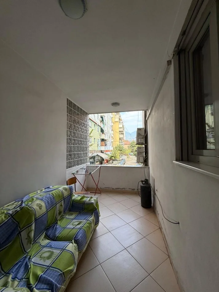 Tirane, jepet me qera apartament 2+1+Aneks+Ballkon Kati 1, 90 m² 600 € (RRUGA XHEMAL TAFAJ)