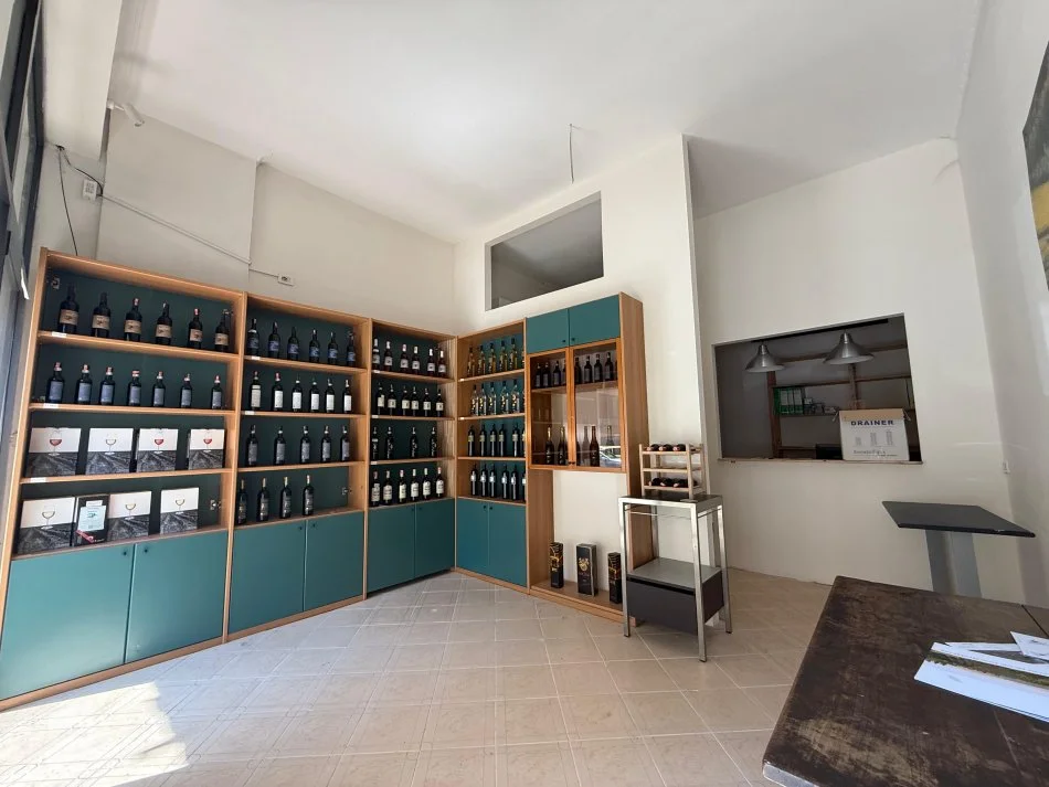 Tirane, jepet me qera ambjent biznesi Kati 0, 103 m² 500 € (Laprake)