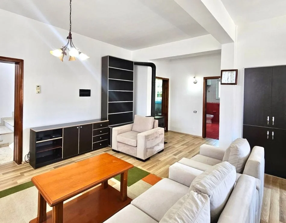 Shitet Shtëpi Private 1 Kat (3+1+2wc) +1 Kat gjysëm-nëntoke + Truall ne Kombinat, 185.000 Euro.