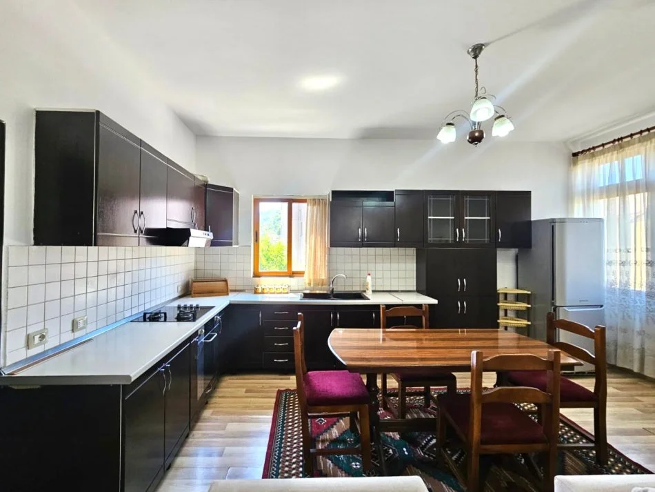 Shitet Shtëpi Private 1 Kat (3+1+2wc) +1 Kat gjysëm-nëntoke + Truall ne Kombinat, 185.000 Euro.