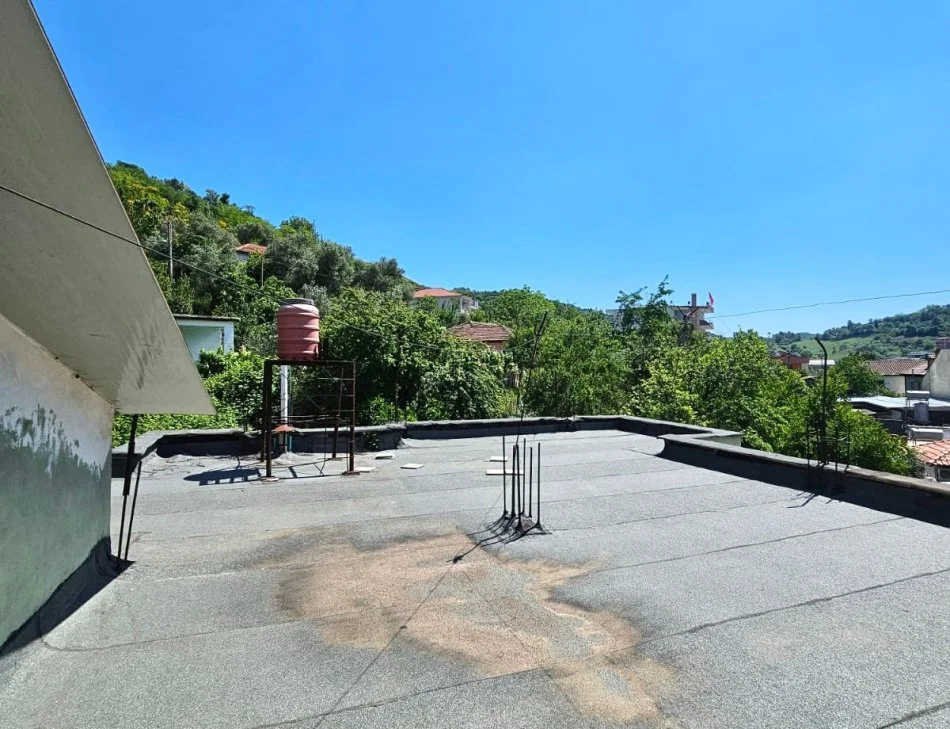 Shitet Shtëpi Private 1 Kat (3+1+2wc) +1 Kat gjysëm-nëntoke + Truall ne Kombinat, 185.000 Euro.