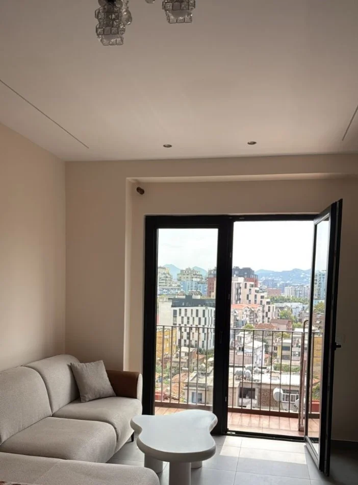 Tirane, jepet me qera apartament 1+1+Ballkon Kati 7, 900 € (Tirana Garden Building, Rruga Kavajës.)