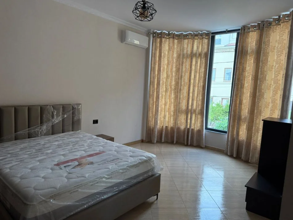 Tirane, jepet me qera Vile 4+1+Ballkon Kati 3, 420 m² 1.200 € (Sauk)