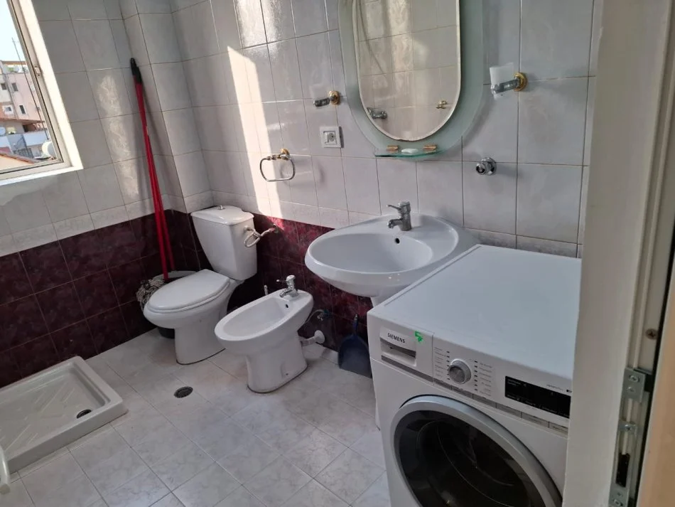 Tirane, jepet me qera apartament 1+1+Ballkon Kati 3, 59 m² 550 € (RRUGA FERIT XHAJKO, KRYQEZIMI TEK DISPANCERIA)