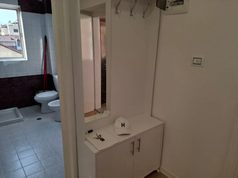Tirane, jepet me qera apartament 1+1+Ballkon Kati 3, 59 m² 550 € (RRUGA FERIT XHAJKO, KRYQEZIMI TEK DISPANCERIA)