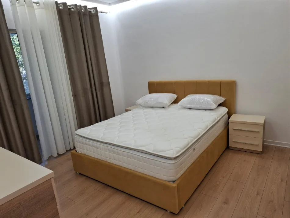 Tirane, jepet me qera apartament 1+1+Ballkon Kati 3, 59 m² 550 € (RRUGA FERIT XHAJKO, KRYQEZIMI TEK DISPANCERIA)