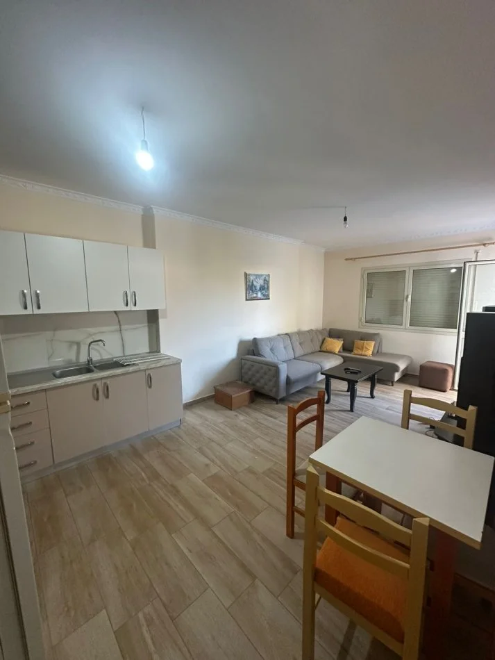 Durres, jepet me qera apartament 2+1+Ballkon Kati 4, 95 m² 300 € (QERA 2+1 MOBILUAR KATI 4 ME ASHENSOR 300EURO 0692039456)