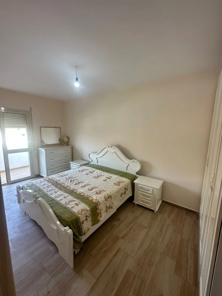 Durres, jepet me qera apartament 2+1+Ballkon Kati 4, 95 m² 300 € (QERA 2+1 MOBILUAR KATI 4 ME ASHENSOR 300EURO 0692039456)