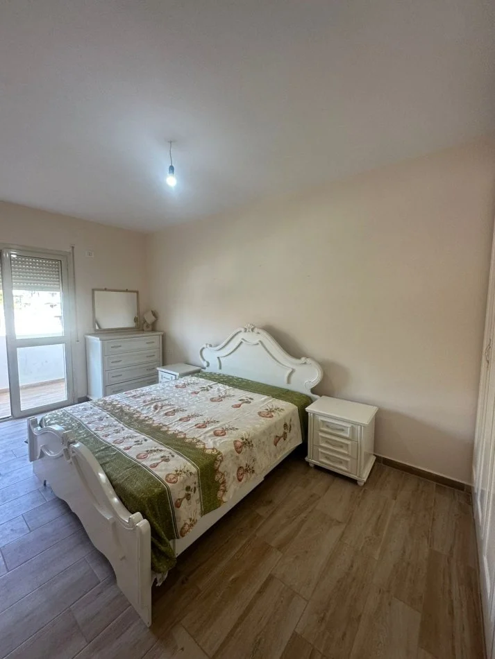 Durres, jepet me qera apartament 2+1+Ballkon Kati 4, 95 m² 300 € (QERA 2+1 MOBILUAR KATI 4 ME ASHENSOR 300EURO 0692039456)