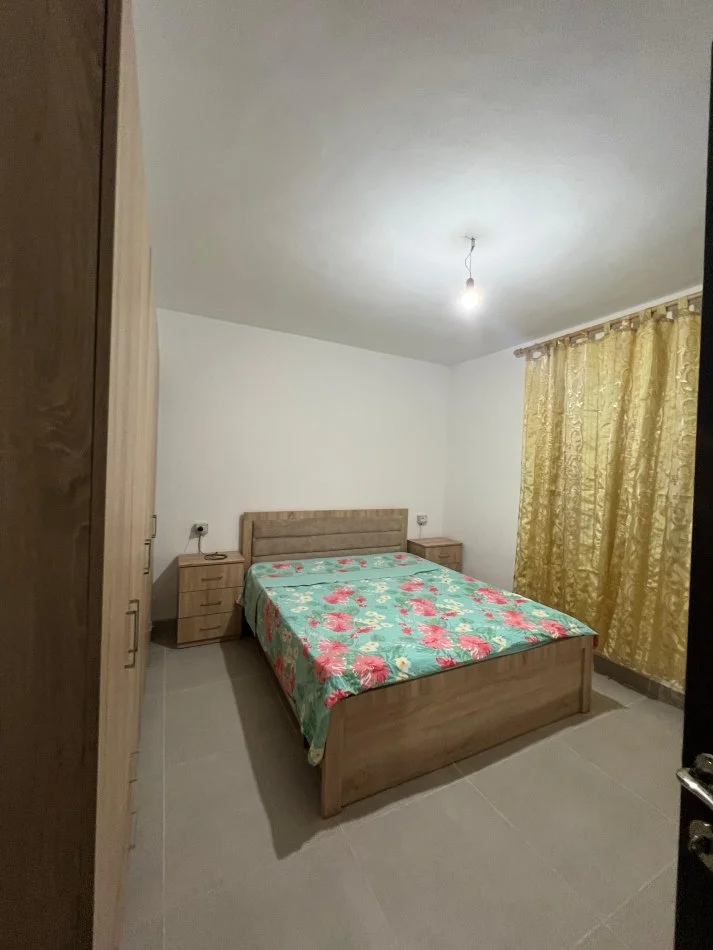 Tirane, jepet me qera apartament 2+1+Ballkon Kati 4, 100 m² 550€ (Stacioni i Trenit)