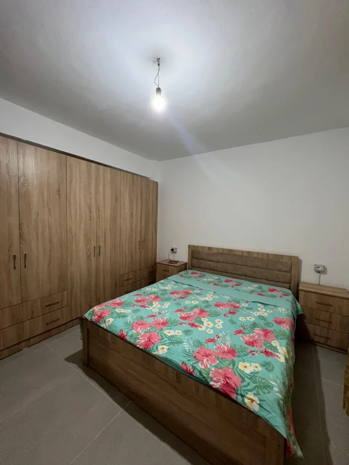 Tirane, jepet me qera apartament 2+1+Ballkon Kati 4, 100 m² 550€  (Stacioni i Trenit, Rruga Karl Gega)