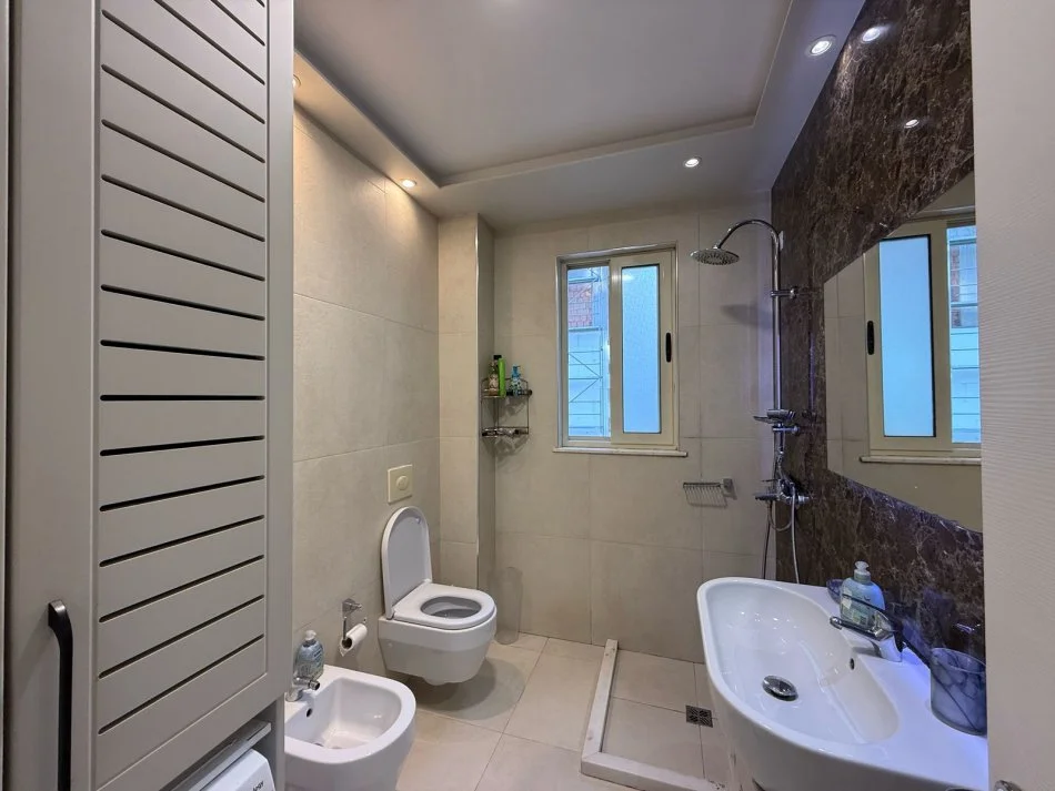 Tirane, jepet me qera apartament 2+1+Ballkon Kati 3, 97 m² 700 € (rruga kroi)