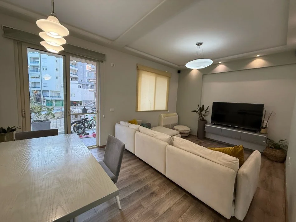 Tirane, jepet me qera apartament 2+1+Ballkon Kati 3, 97 m² 700 € (rruga kroi)