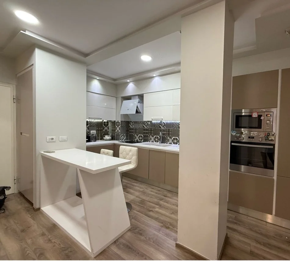 Tirane, jepet me qera apartament 2+1+Ballkon Kati 3, 97 m² 700 € (rruga kroit)