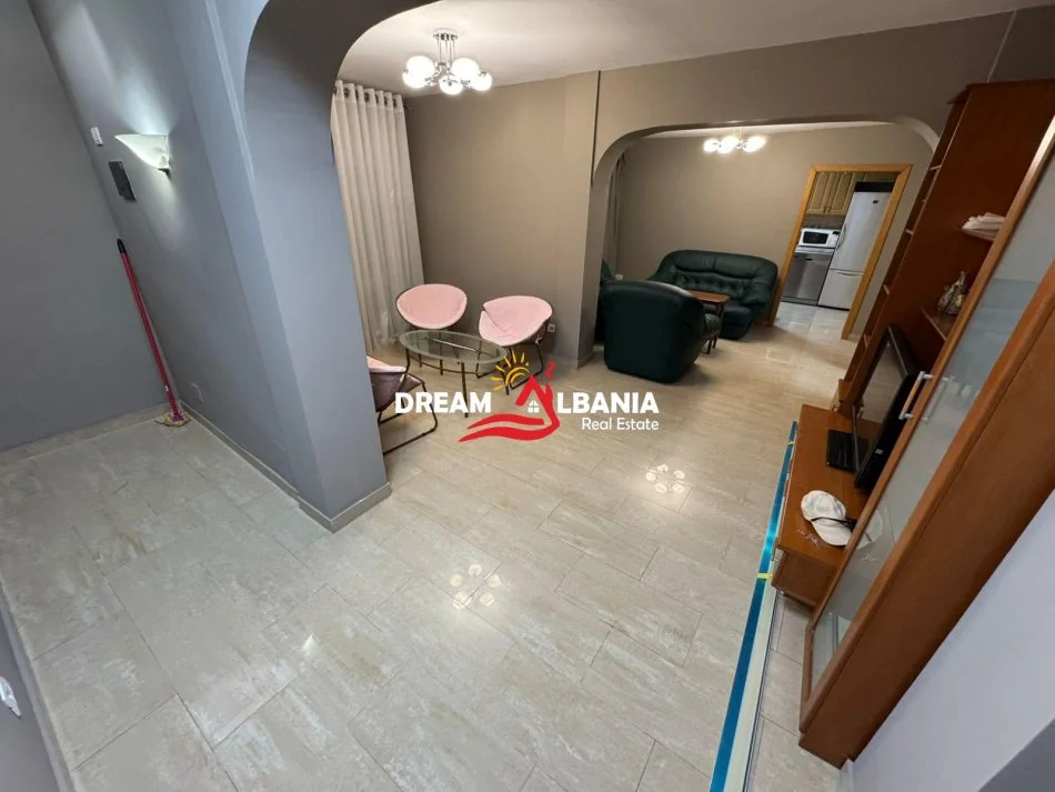 Tirane, jepet me qera apartament 2+1 , 100 m² 550 € (ne Rr e Dibres, prane Medreses)