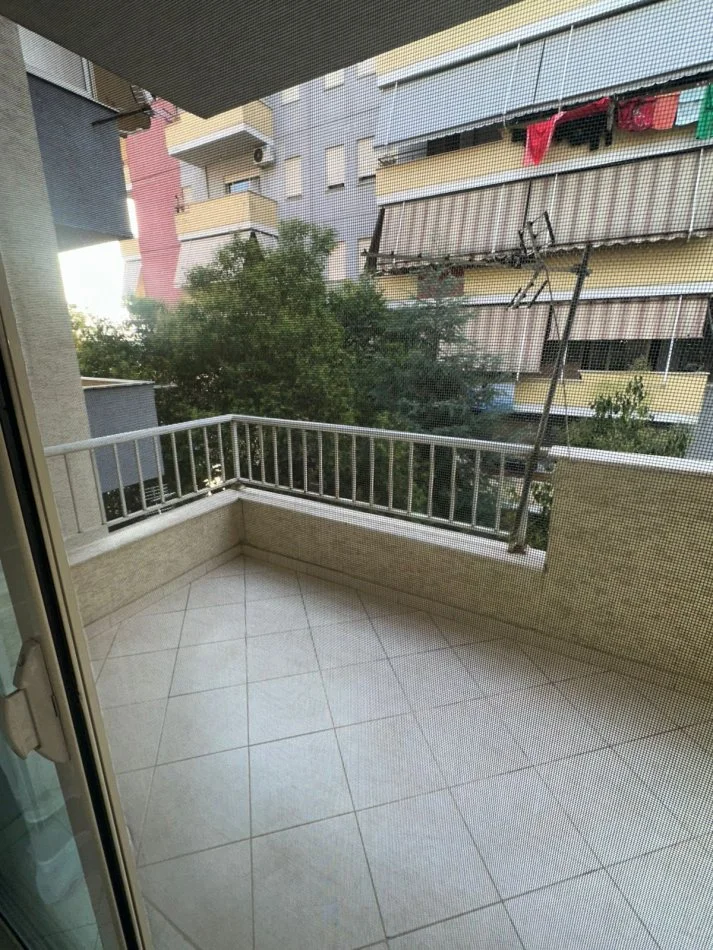 Tirane, jepet me qera 2+1+Ballkon Kati 2, 120 m² 400 € (rruga freskut)