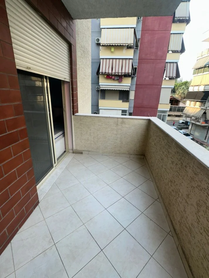 Tirane, jepet me qera 2+1+Ballkon Kati 2, 120 m² 400 € (rruga freskut)