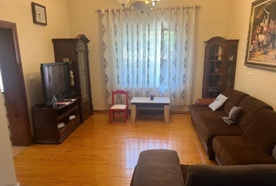Tirane, jap me qera apartament 1+1+Ballkon Kati 1, 85 m² 360 € (Gjergj Legisi)