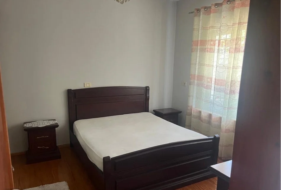 Tirane, jepet me qera apartament 1+1+Ballkon Kati 1, 85 m² 360 € (rruga gjergj legisi)