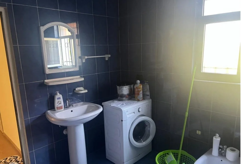 Tirane, jap me qera apartament 1+1+Ballkon Kati 1, 85 m² 360 € (Gjergj Legisi)