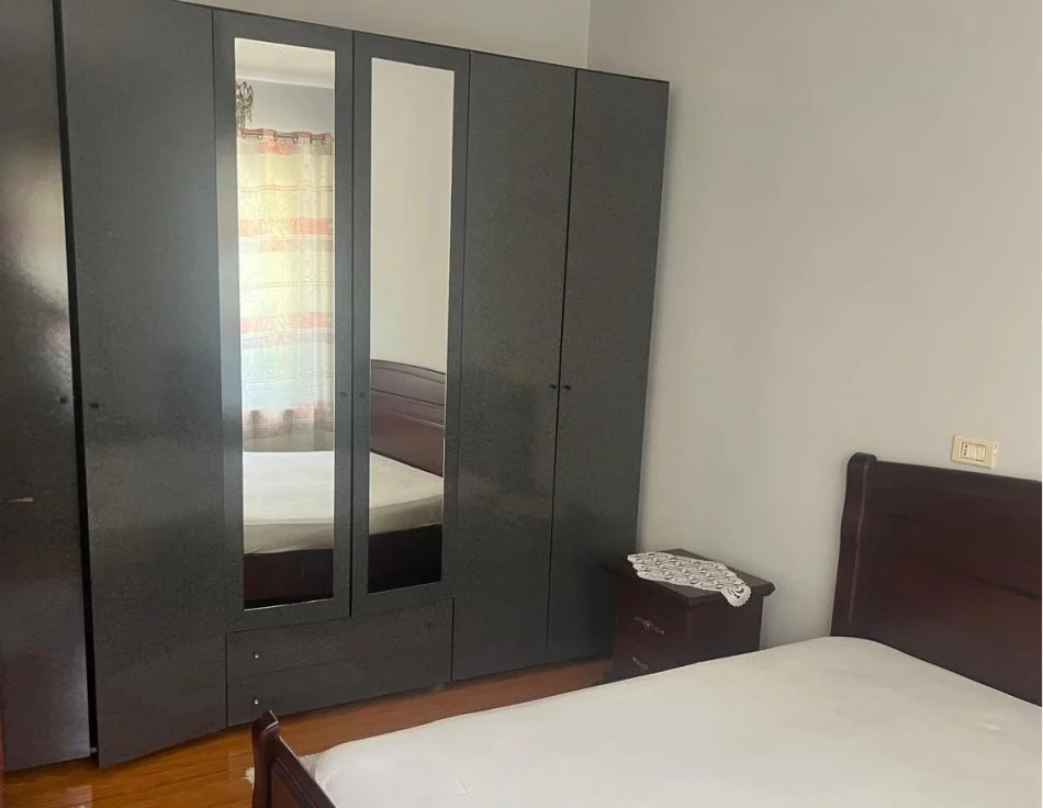 Tirane, jepet me qera apartament 1+1+Ballkon Kati 1, 85 m² 360 € (rruga gjergj legisi)
