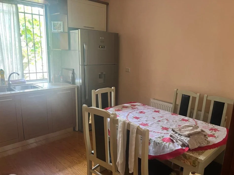 Tirane, jepet me qera apartament 1+1+Ballkon Kati 1, 85 m² 360 € (rruga gjergj legisi)