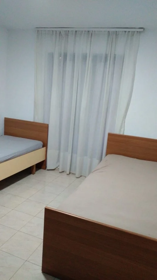 Tirane, jepet me qera apartament 1+1+Ballkon Kati 5, 70 m² 510 € (rruga preng bibe doda)