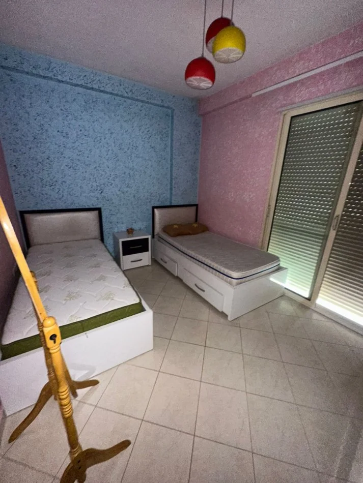 Tirane, jepet me qera apartament 2+1+Ballkon Kati 2, 105 m² 400 € (restorant fresku)