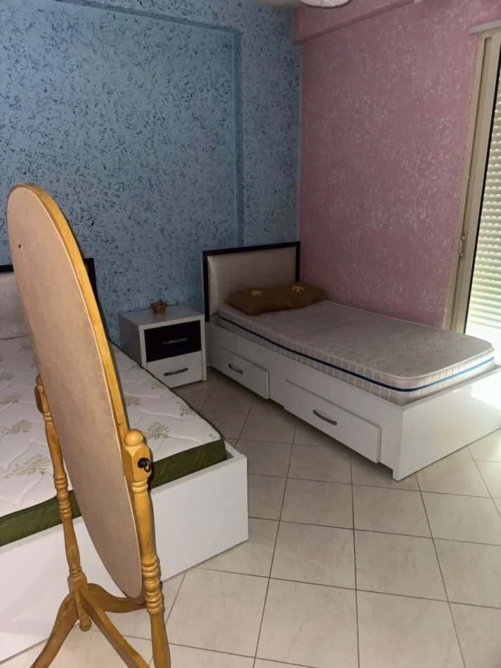 Tirane, jepet me qera apartament 2+1+Ballkon Kati 2, 105 m² 400 € (restorant fresku)