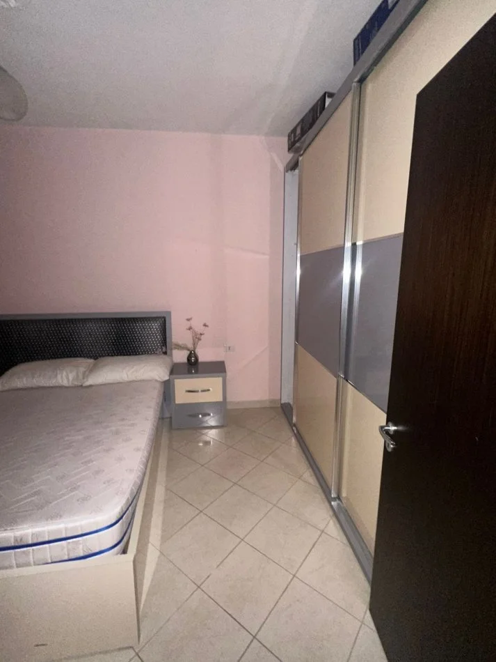 Tirane, jepet me qera apartament 2+1+Ballkon Kati 2, 105 m² 400 € (restorant fresku)